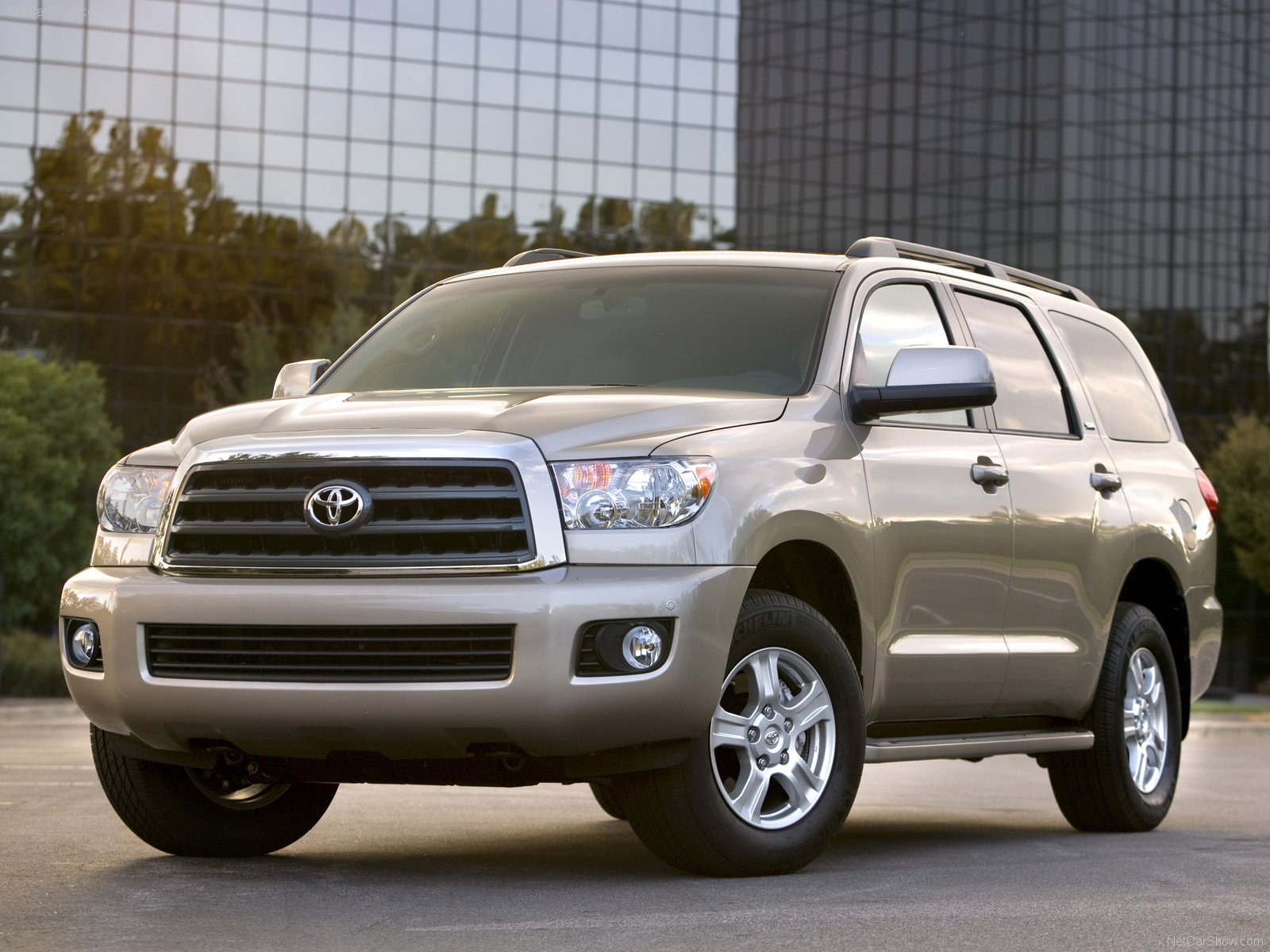 Toyota-Sequoia-2008-Front_Three-Quarter.3e586d53
